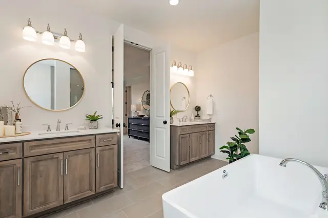 Flat Iron vanities flanking a soaking tub