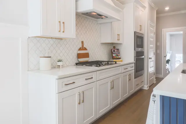 Timberland White range wall with an arabesque tile backsplash
